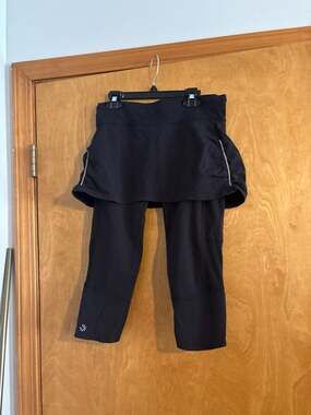 Athleta Be Free 2-in-1 Skirted Capri Leggings Black